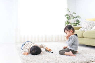 Evde oynayan kardeşler.