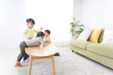 Anaokulunda oynayan çocuklar.