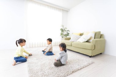 Anaokulunda oynayan çocuklar.