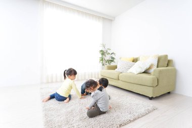 Evde Oynayan Çocuklar