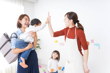  Anneler çocukları anaokuluna götürüp getirirler..