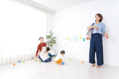  Anneler çocukları anaokuluna götürüp getirirler..