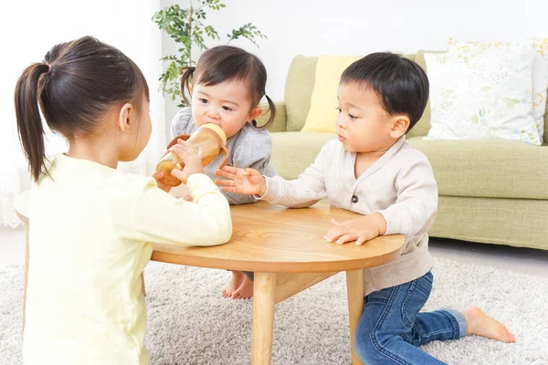 Kinderen Spelen Thuis — Stockfoto