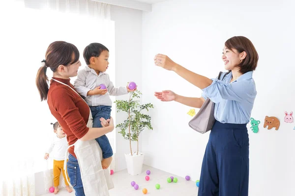 Mütter Bringen Ihre Kinder Zum Und Vom Kindergarten — Stockfoto