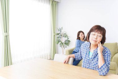  Büyükannem çocukların gürültü yapmasından nefret eder..