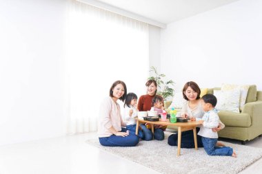  Genç anneler ve çocuklar arkadaşlar