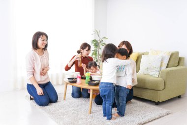  Genç anneler ve çocuklar arkadaşlar