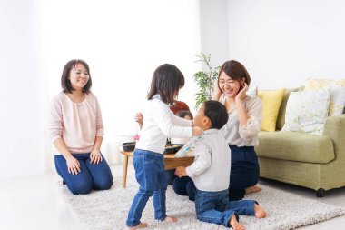  Genç anneler ve çocuklar arkadaşlar