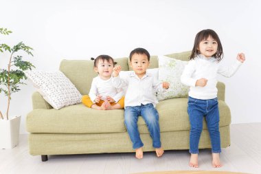 Mutlu çocuklar evde oynuyor.