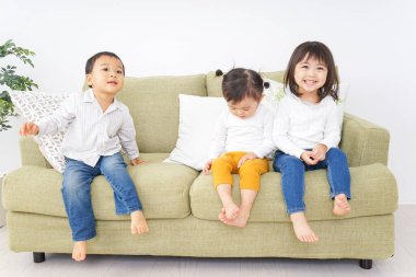 Mutlu çocuklar evde oynuyor.