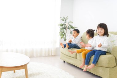 Mutlu çocuklar evde oynuyor.