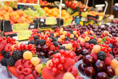  Pazarda taze meyve satılıyor..