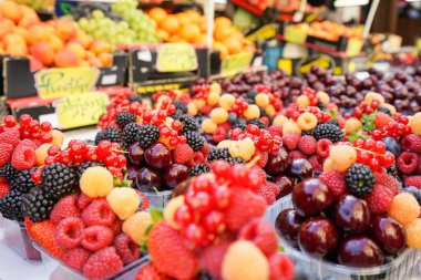  Pazarda taze meyve satılıyor..