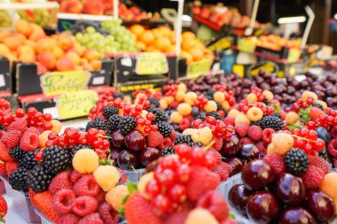  Pazarda taze meyve satılıyor..