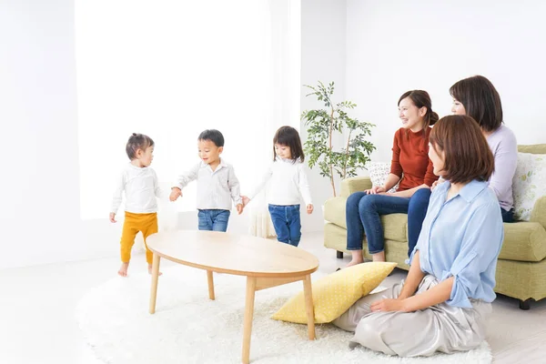 Jóvenes Madres Niños Amigos — Foto de Stock