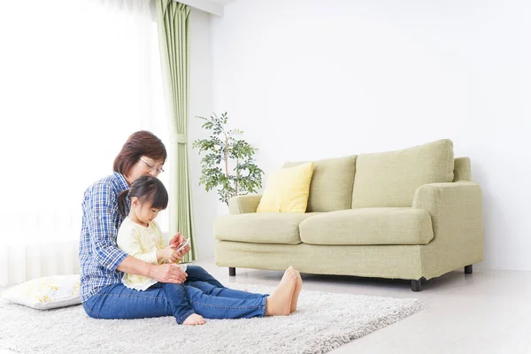 Niño Jugando Con Abuela — Foto de Stock