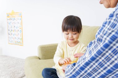 Çocuk büyükanneyle oynuyor.