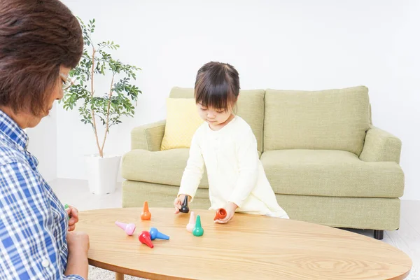 Kind Spelen Met Oma — Stockfoto