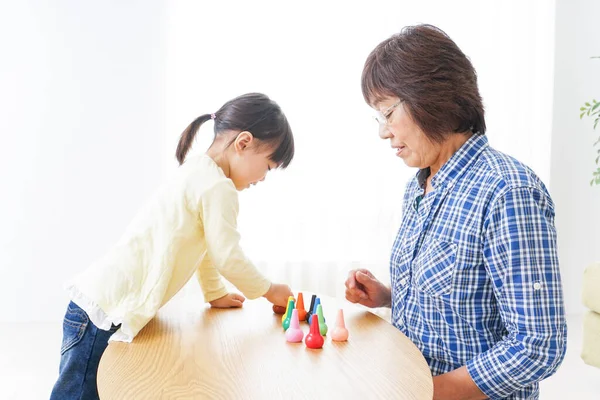 Barn Leker Med Mormor — Stockfoto