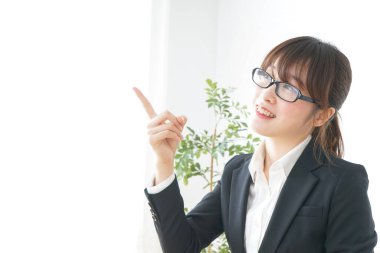 Güzel genç bir kadın parmağıyla işaret ediyor.