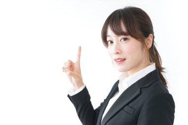 Güzel genç bir kadın bir şeyi işaret ediyor.