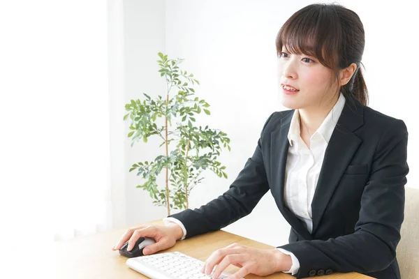Affärskvinna Kostym Med Bärbar Dator Kontoret — Stockfoto