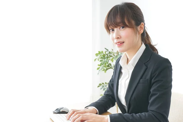 Geschäftsfrau Anzug Mit Laptop Büro — Stockfoto