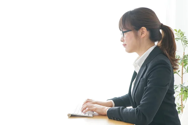 Geschäftsfrau Anzug Mit Laptop Büro — Stockfoto