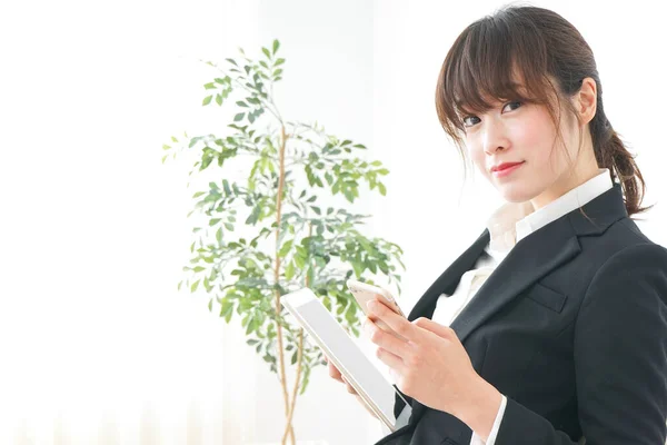 Business Woman Suit Using Smartphone — Stock Photo, Image
