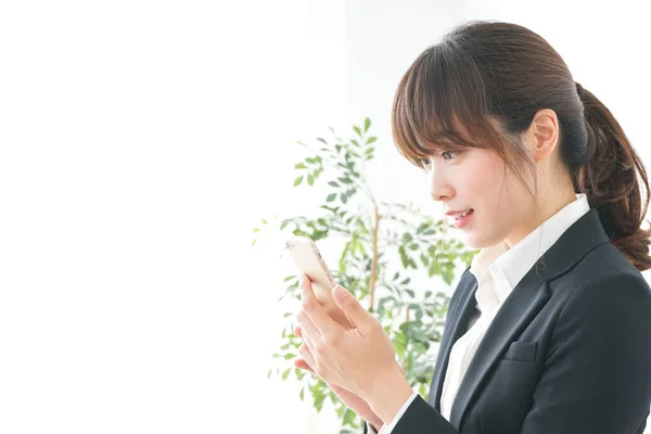 Mulher Negócios Terno Usando Smartphone — Fotografia de Stock