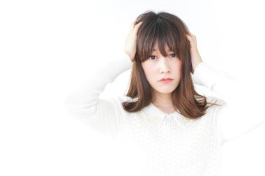 Kızgın genç bir kadının portresi.