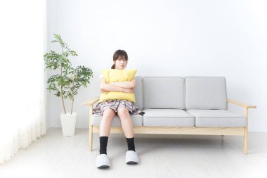 Güzel genç bayan odada kalıyor..