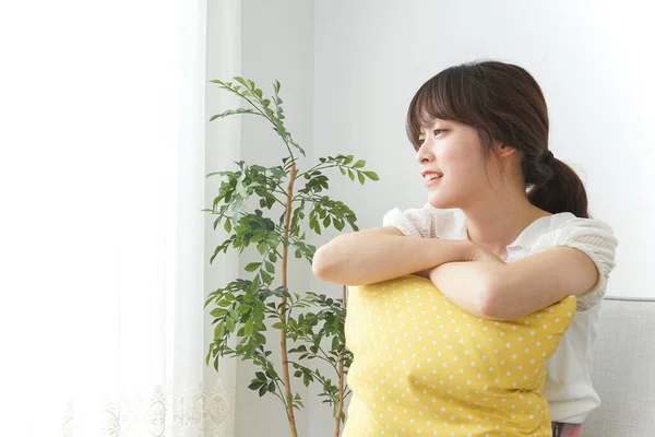 Mooie Jonge Vrouw Verblijf Kamer — Stockfoto