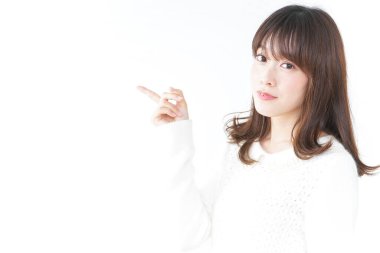 Güzel genç bir kadın parmağıyla işaret ediyor.