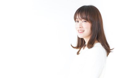 Güzel genç bir kadın parmağıyla işaret ediyor.