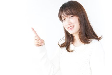 Güzel genç bir kadın parmağıyla işaret ediyor.