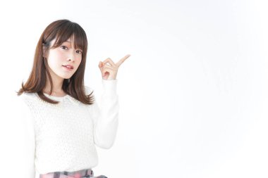 Güzel genç bir kadın parmağıyla işaret ediyor.