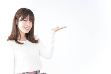 Güzel genç bir kadın bir şeyi işaret ediyor.