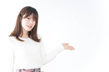 Güzel genç bir kadın parmağıyla işaret ediyor.