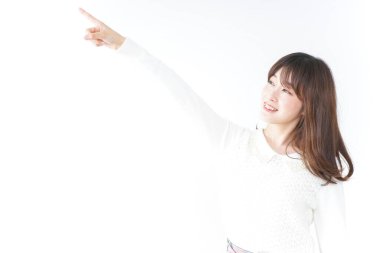 Güzel genç bir kadın parmağıyla işaret ediyor.