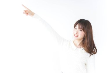 Güzel genç bir kadın parmağıyla işaret ediyor.