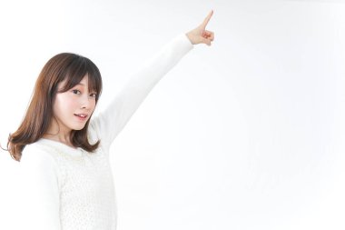 Güzel genç bir kadın parmağıyla işaret ediyor.