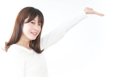 Güzel genç bir kadın parmağıyla işaret ediyor.