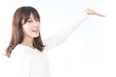 Güzel genç bir kadın parmağıyla işaret ediyor.