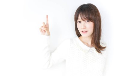 Güzel genç bir kadın parmağıyla işaret ediyor.