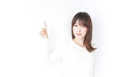 Güzel genç bir kadın parmağıyla işaret ediyor.