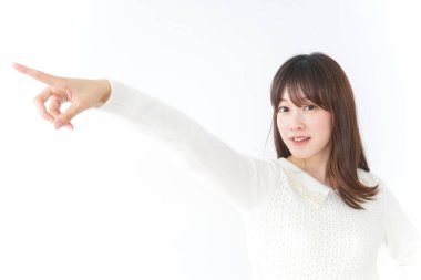 Güzel genç bir kadın parmağıyla işaret ediyor.