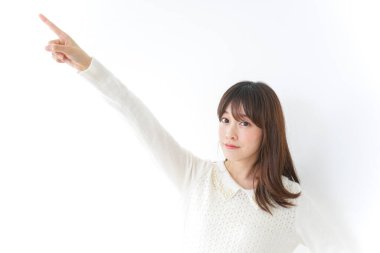 Güzel genç bir kadın parmağıyla işaret ediyor.