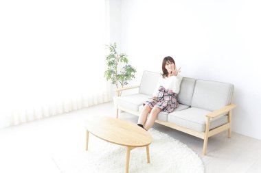 Evde dizüstü bilgisayar kullanan genç bir kadın.