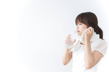 Beyaz arka planda egzersiz yapan genç bir kadın. 